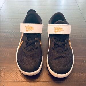Nike kids basketball shoes black/gold size 1Y